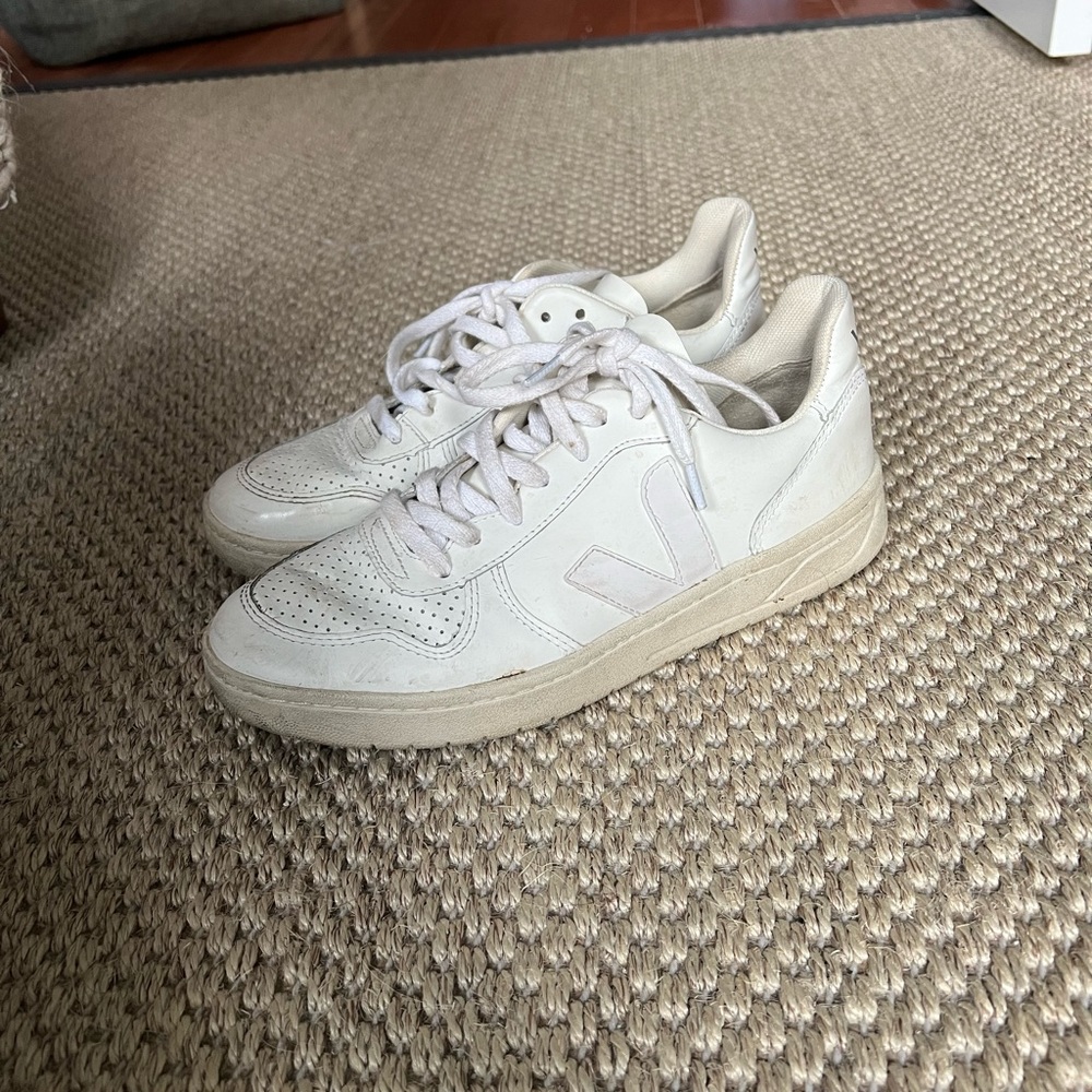 White VEJA v-10 leather sneakers size US 8, EUR 39